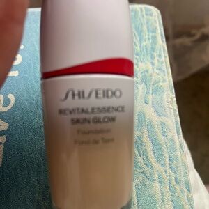Shiseido Revitalessence Skin Glow Foundation new with box